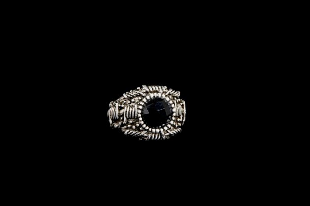 Anello Filo Spinato con Pietra